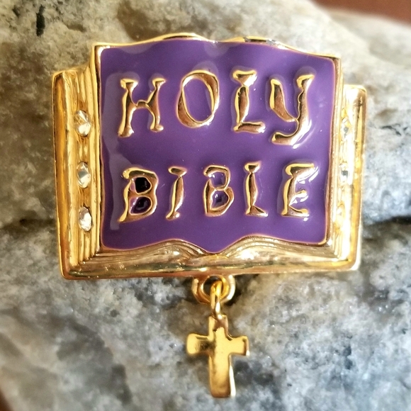Vintage Holy Bible Enamel Brooch Lapel Pin With Dangling Cross New - Picture 1 of 8